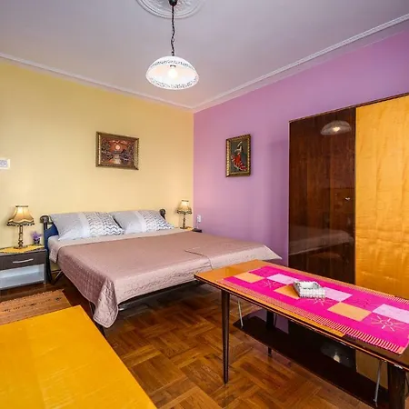 Crveni Appartement *