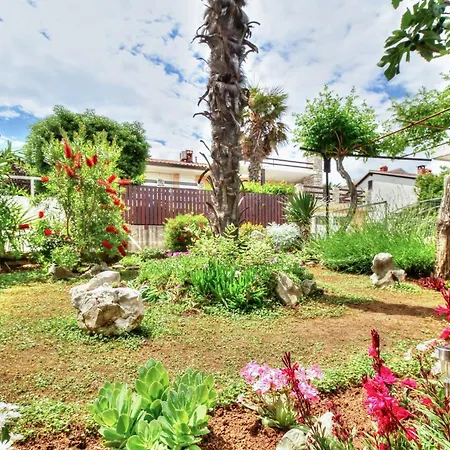 Crveni - A Three Bedroom With A Stunning Sea View דירה אומאג